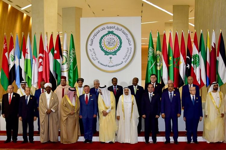 Perwakilan negara-negara anggota Liga Arab saat konferensi tingkat tinggi yang dilangsungkan di Dhahran, Arab Saudi, 15 April 2018.