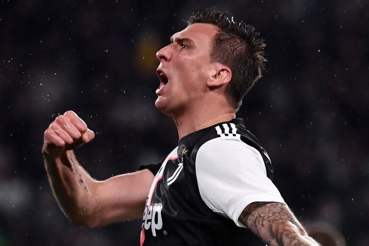 Mario Mandzukic merayakan gol penyama kedudukan pada pertandingan Juventus vs Atalanta dalam lanjutan Liga Italia di Stadion Juventus, 19 Mei 2019. 