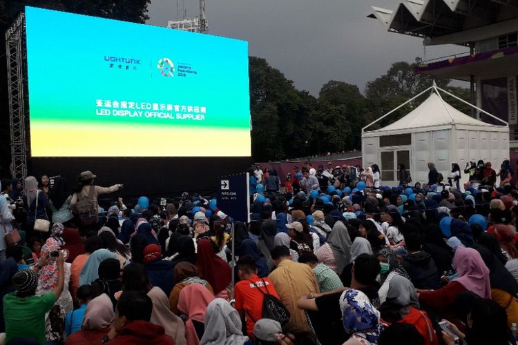 Penonton mulai mendatangi area nobar upacara penutupan Asian Games 2018 di halaman Istora Senayan, Minggu (2/9/2018).