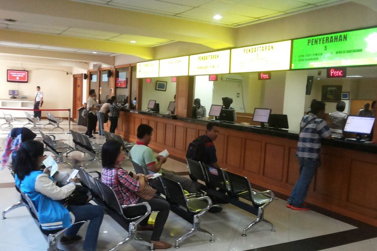  Suasana di ruang pelayanan pengurusan Buku Pemilikan Kendaraan Bermotor (BPKB) di Direktorat Lalu Lintas Mapolda Metro Jaya, Jakarta, Senin (13/11/2017)