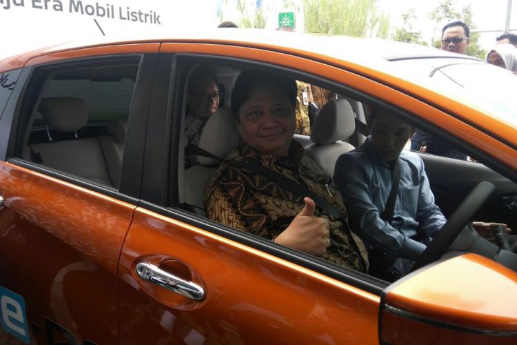 Menteri Perindustrian RI Airlangga Hartarto langsung menguji Nissan Note e-Power