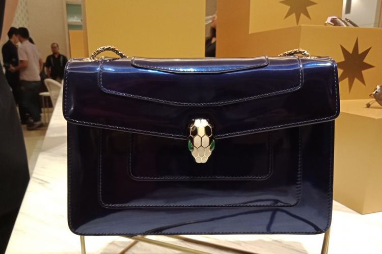 Salah satu tas koleksi The New Bvlgari Spring Summer 18 Leather Goods and Accessories yang dipamerkan di acara peluncuran koleksi di Fairmont Hotel, Jakarta, Kamis (8/2/2018).