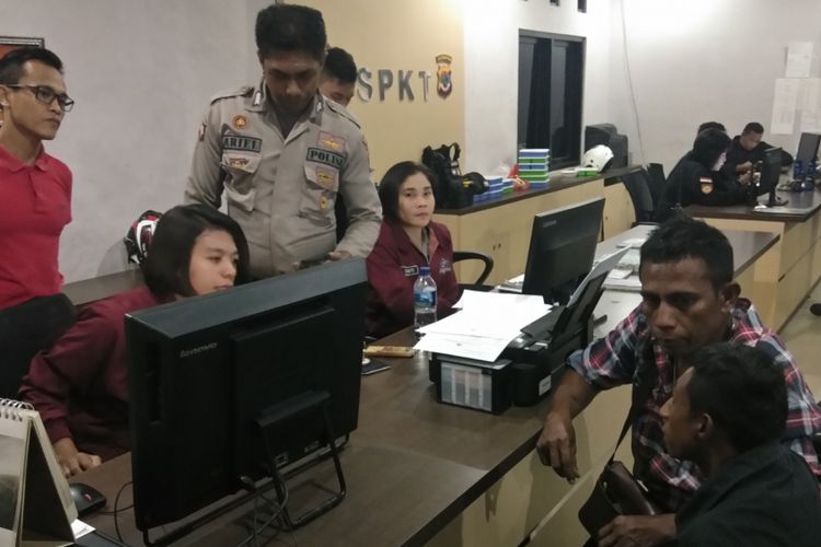 Melkianus Djami alias Licuk bersama keluarganya mendatangi Markas Polres Kupang Kota dan membuat laporan polisi, Jumat (27/4/2018)