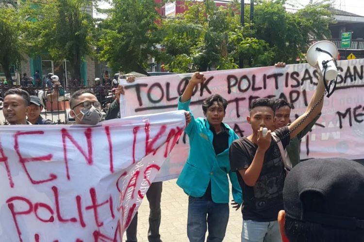 Sejumlah mahasiswa yang mengatasnamakan aliansi mahasiswa UMS menggelar unjuk rasa memprotes politisasi kampus menyusul kehadiran Sandiaga Uno dan Zulkifli Hasan di kampus tersebut, Sabtu (22/9/2018) siang.