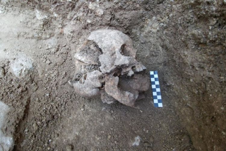 Para arkeolog dari Universitas Arizona, Universitas Stanford, dan arkeolog dari Italia menemukan sebuah kerangka yang unik. Dari temuan ada satu hal yang menarik perhatian mereka, yaitu pada tengkoraknya tampak sebuah batu dengan sengaja dimasukkan ke dalam mulut tengkorak tersebut.