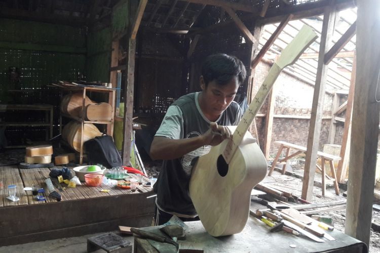 Proses pembuatan Gitar Gore dengan peralatan sederhana di Kecamatan Leuwidamar, Kabupaten Lebak, Provinsi Banten. Kendati sederhana namun gitar yang dihasilkan berkualitas tinggi dengan harga jutaan rupiah. 