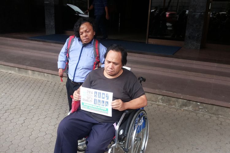 Sejumlah orang dari elemen masyarakat peduli penyandang disabilitas menyambangi kampus Universitas Gunadarma di Jalan Margonda, Depok, Kamis (20/7/2017) siang. 