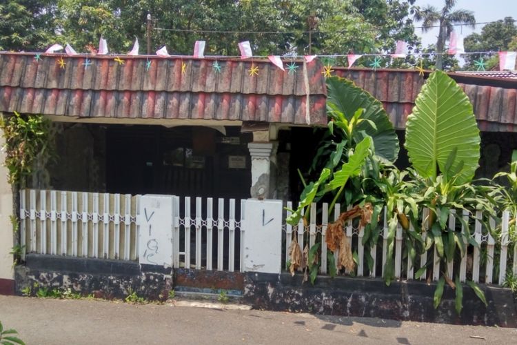 Rumah lama milik sastrawan Hamsad Rangkuti yang beralamat di Jalan Bangau VI, Kelurahan Depok Jaya, Pancoran Mas, Depok. Tepat di belakang rumah ini, dulunya berdiri bak sampah. Pihak keluarga menilai bak sampah inilah yang membuat Hamsad sakit-sakitan.