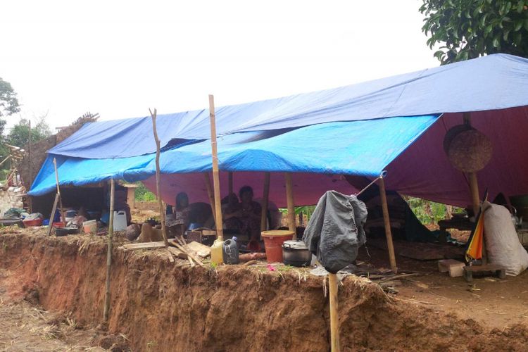 Salah satu keluarga yang rumahnya ambruk dampak bencana tanah bergerak memasang tenda darurat di Kampung Sinar Pusaka, Desa Waringinsari, Kecamatan Takokak, Cianjur, Jawa Barat, Selasa (3/10/2017).