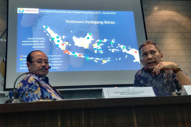 Ketua Ombudsman Amzulian Rifai dan Anggota Ombudsman Ahmad Alamsyah Saragih dalam jumpa pers terkait kenaikan harga dan impor beras di Kantor Ombudsman, Jakarta, Senin (15/1/2018). 