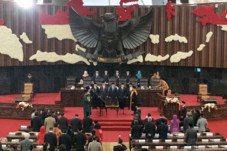 Sidang Paripurna Majelis Permusyawaratan Rakyat (MPR) di gedung Nusantara, Kompleks Parlemen, Senayan, Jakarta, Senin (26/3/2018). Sidang tersebut mengagendakan pelantikan tiga pimpinan baru MPR, yakni Ahmad Basarah dari Fraksi PDI-P, Muhaimin Iskandar dari Fraksi PKB, dan Ahmad Muzani dari Fraksi Gerindra. 