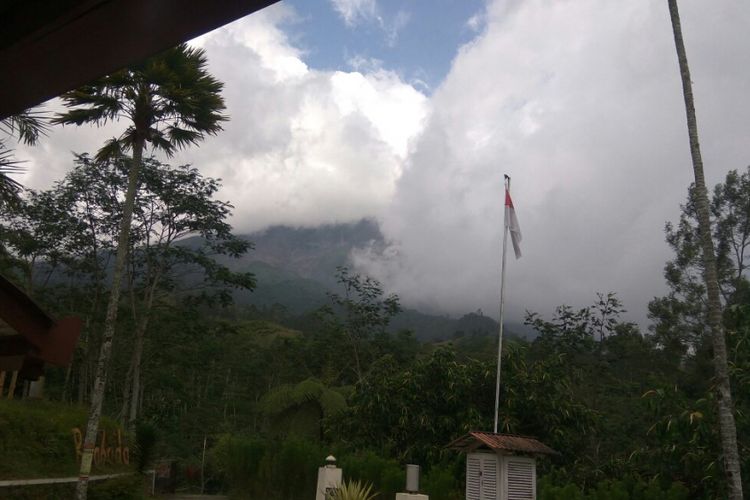 Visual merapi berkabut. Terjadi letusan freatik kedua kalinya pada Rabu (23/5/2018) pukul 13.49 WIB dengan durasi 2 menit. Terdengar dari Pos PGM Babadan namun kolom letusan tidak teramati dari semua Pos PGM. Status Waspada