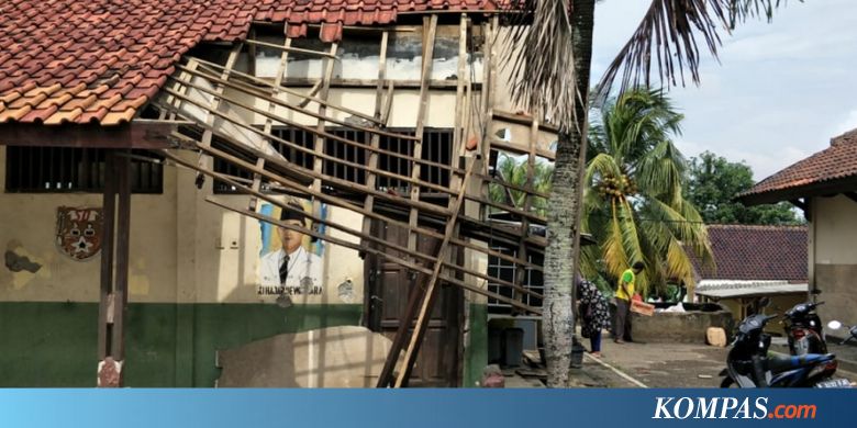 Atap Sekolah di Bekasi Roboh Siswa Duduk di Lantai GOR 