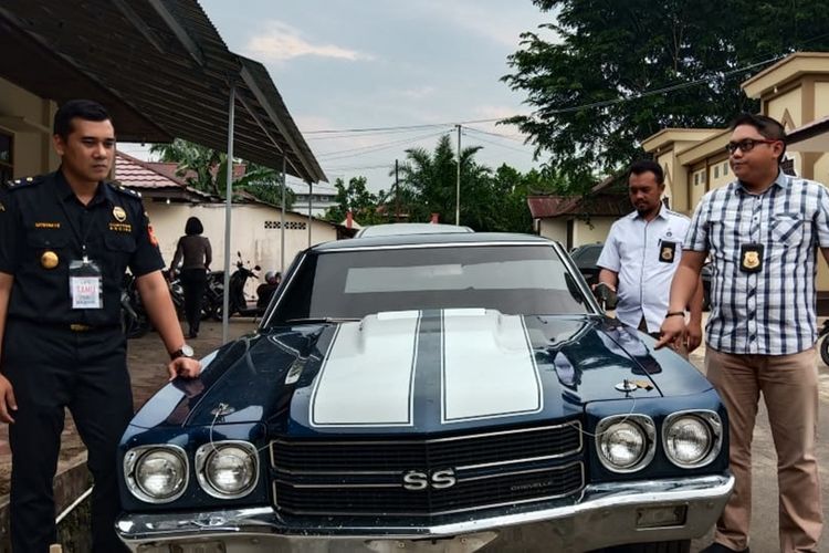 Mobil mewah merk Chevrolet selundupan asal Malaysia diamankan Polres Bengkayang, Kalimantan Barat.