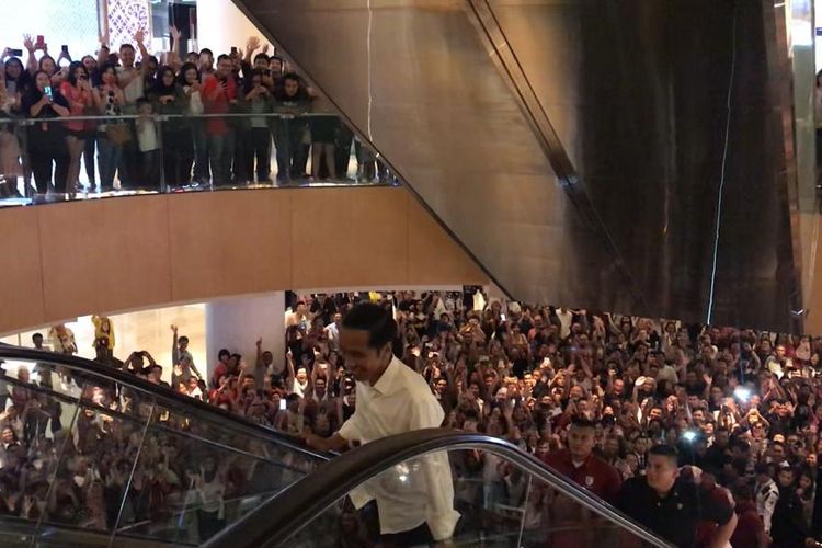 Presiden Joko Widodo (Jokowi) saat jalan-jalan ke mal Grand Indonesia (GI) di Jakarta, Sabtu (20/4/2019).