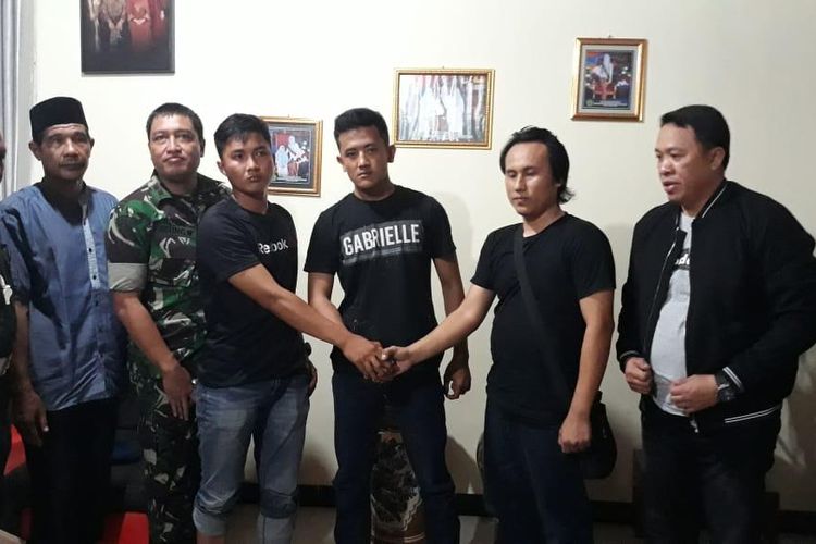 Dua anggota TNI Serda Y dan Pratu R serta Brigadir F, berdamai usai terjadi selisih paham.