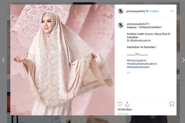 Penyanyi Syahrini mempromosikan mukena yang dinamainya Mukena Fatimah Syahrini di akun Instagramnya.