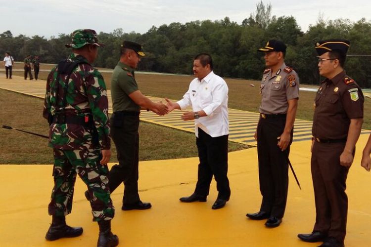 Kasad Jenderal Mulyono turun dari helikopter disambut Bupati Bengkalis Amril Mukminin saat mendarat di kompleks Chevron Duri, Rabu (8/8/2018).