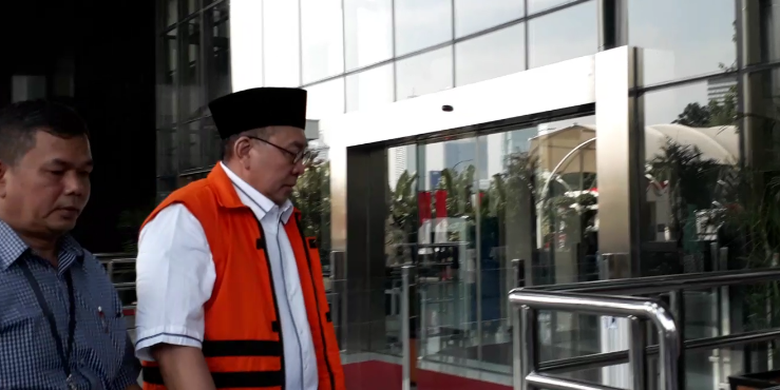 Gubernur Bengkulu Ridwan Mukti saat tiba di gedung KPK, Kuningan, Jakarta. Rabu (16/8/2017)
