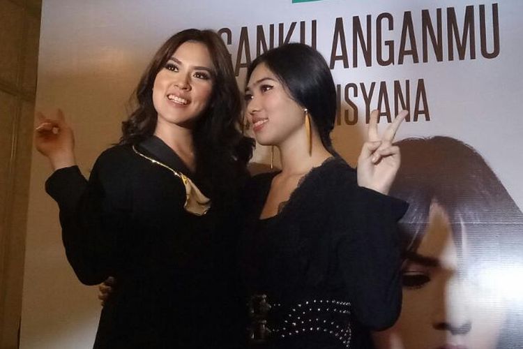 Raisa Andriana (kiri) dan Isyana Sarasvati bergambar berdua dalam jumpa pers sesudah pertunjukan Raisa X Isyana di Menara Mandiri, Jakarta Selatan, Rabu (5/4/2017) malam.