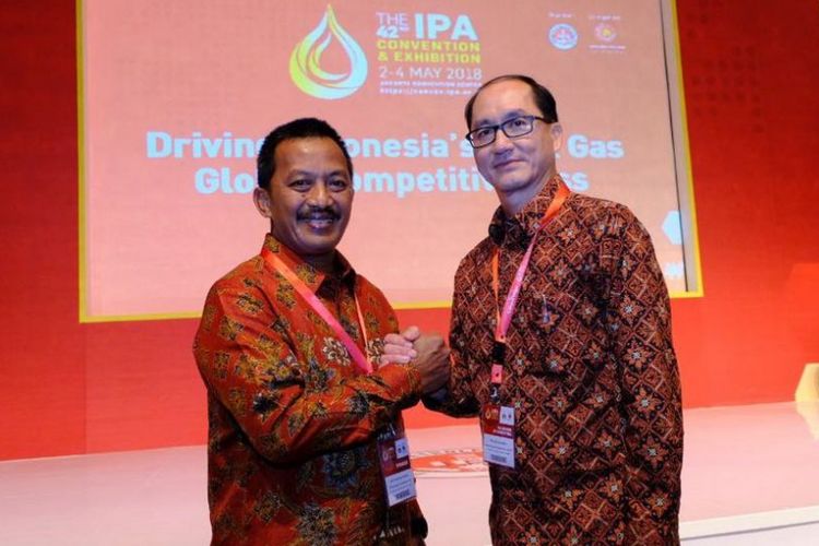 Penandatanganan Perjanjian Jual Beli Gas (PJBG) dilakukan antara Direktur Utama PGN Jobi Triananda Hasjim (kiri) dan Direktur Utama Medco E&P Ronald Gunawan (kanan) di sela-sela acara Indonesia Petroleum Association (IPA) di Jakarta.