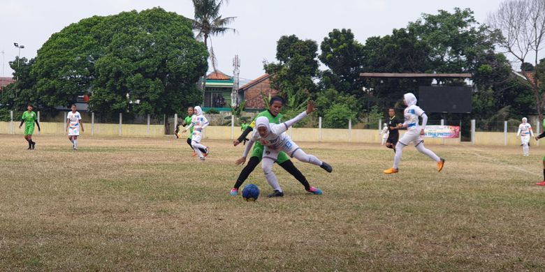 Kapten Radeka Angels sedang berusaha merebut bola dari pemain Netic Ladies