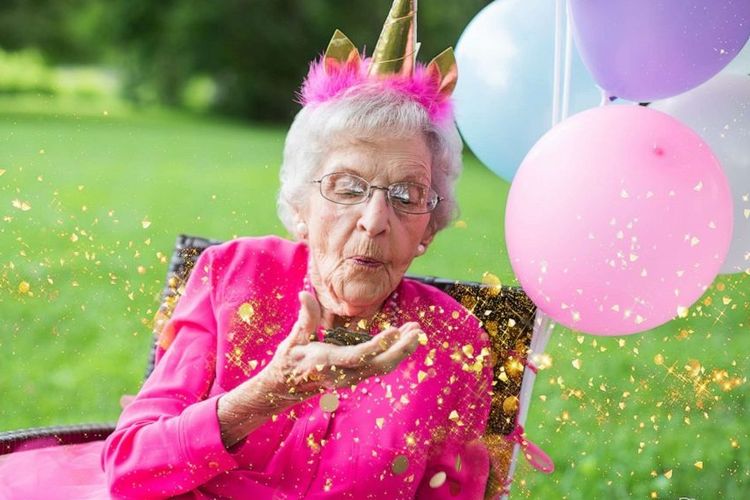 Helen Coggin merayakan ulang tahunnya yang ke 99 pada 12 Juni 2019 dengan sesi foto lengkap memakai confetti, champagne, dan balon. 