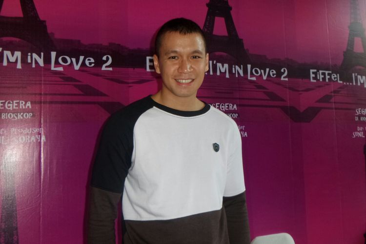 Artis peran Samuel Rizal dalam sesi wawancara usai jumpa pers Eiffel..Im In Love 2 di kantor Soraya Intercine Films, Menteng, Jakarta Pusat, Jumat (14/9/2017).