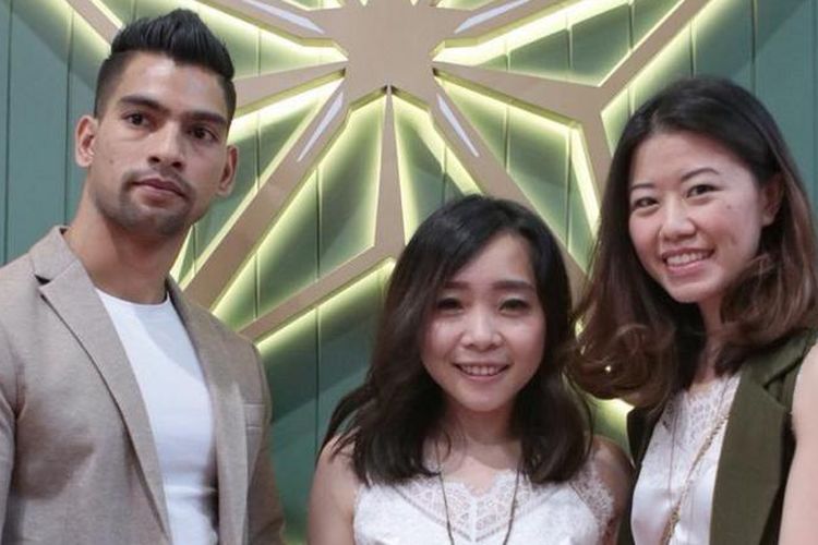 Cindy P Yuwono (kanan) bersama dengan rekannya Michaela Anggono (tengah), dan Rajesh Pokharel (kiri) memilih filosofi bintang pada nama Pusat Kebugaran Star Yoga.