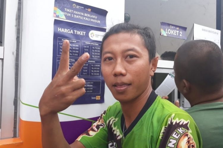 Toples (23) suporter Indonesia asal Surabaya yang nekat datang ke Stadion Wibawa Mukti, Cikarang untuk dukung Timnas Indonesia melawa UEA, Jumat (24/8/2018).
