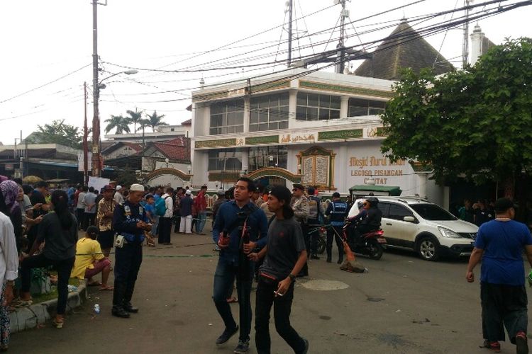 Warga Legoso memadati area Masjid Nurul Iman yang akan menjadi lokasi dishalatkannya jenazah korban kecelakaan bus di Subang, Jawa Barat, Minggu (11/2/2018) pagi.