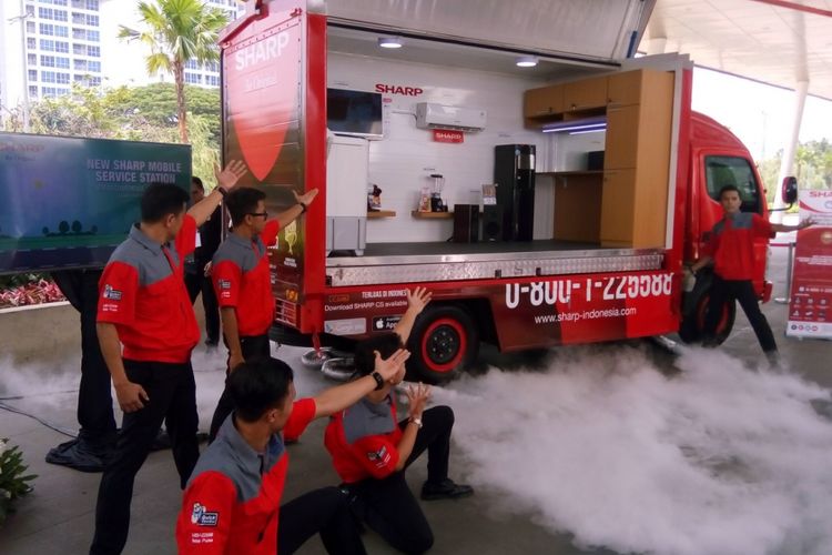 Sharp meluncurkan mobil layanan purna jual Sharp Mobile Service Station (SMSS) di Jakarta, Kamis (25/10/2018). Total layanan dua unit kendaraan SMSS sejak 2011 sudah mencapai 3000 konsumen pada 500 titik. Jarak tempuh mencapai 314.100 kilomoter di wilayah Indonesia.