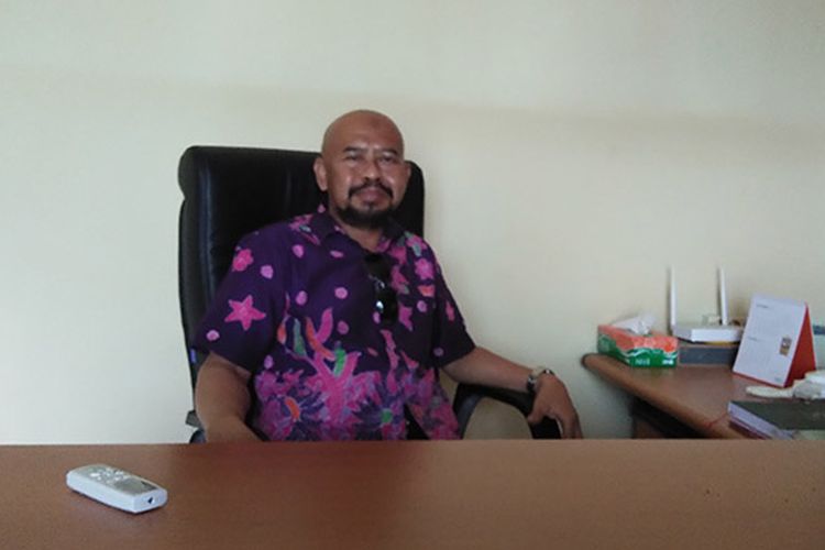 Mohammad Fadjarisman di meja kerjanya sebagai Ketua Pengadilan Negeri Kelas 1 B Atambua di Nusa Tenggara Timur. 