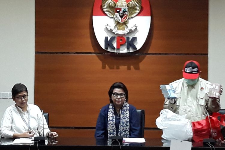 Penyidik menunjukkan barang bukti berupa uang sekitar Rp 600 juta dalam pecahan Rp 50.000 dan Rp 100.000 dalam jumpa pers di Gedung KPK Jakarta, Jumat (27/7/2018).