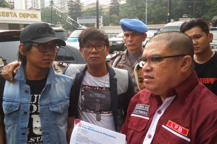 Sejumlah personel grup band Kangen Band didampingi pengacara Razman Arief Nasution saat datang ke Mapolres Kota Depok, Selasa (3/10/2017). Mereka datang untuk melaporkan sebuah label terkait sengketa kontrak.