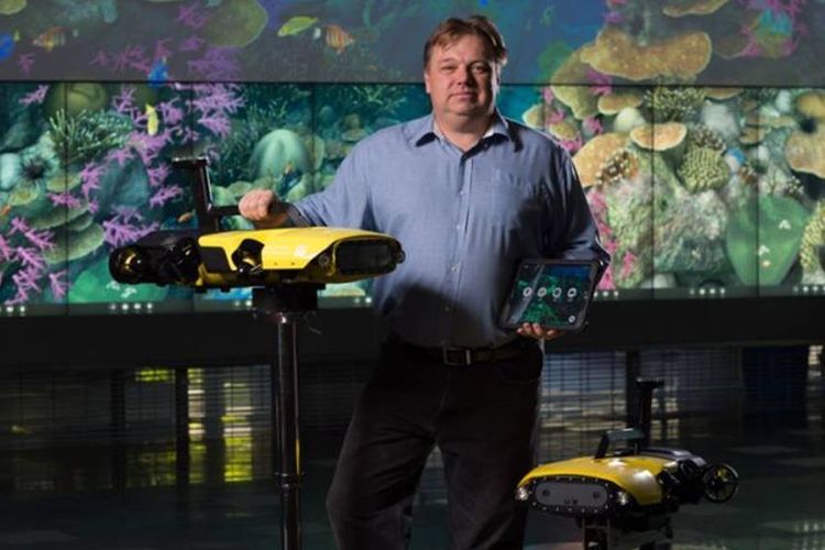 Profesor Matt Dunbabin dari Universitas Teknologi Queensland menunjukkan robot kapal selam RangerBot yang berfungsi membasmi bintang laut perusak karang.
