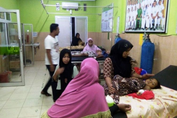 Sejumlah anak keracunan dirawat di Puskesmas Baktiya, Aceh Utara, Sabtu (22/7/2017)