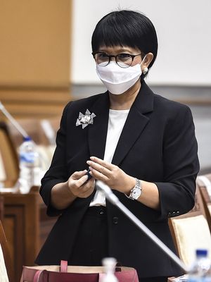 Menteri Luar Negeri Retno Marsudi bersiap mengikuti Rapat Dengar Pendapat (RDP) bersama Komisi I DPR di Kompleks Parlemen, Senayan, Jakarta, Selasa (26/1/2021). Dalam rapat tersebut membahas mengenai perkembangan diplomasi vaksin COVID-19 guna program vaksinasi nasional, kebijakan pelindungan WNI di luar negeri dalam menghadapi gelombang kedua COVID-19 dan kebijakan politik luar negeri Indonesia terhadap perkembangan di dunia dan Kawasan Perkembangan di AS, Palestina, Afghanistan dan stabilitas di kawasan Indo Pasifik. ANTARA FOTO/Muhammad Adimaja.