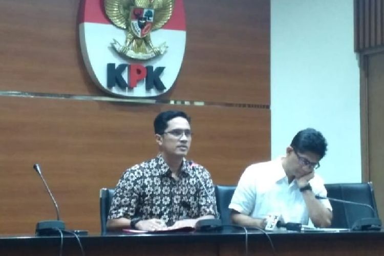 Wakil Ketua KPK Laode Syarif memberikan keterangan pers kepada wartawan di Gedung KPK, Jakarta, Sabtu (27/10/2018).