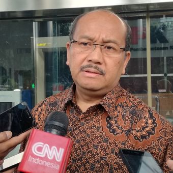 Pengacara Dirut nonaktif PT PLN Sofyan Basir, Soesilo Aribowo di Gedung KPK, Jakarta, Senin (6/5/2019)