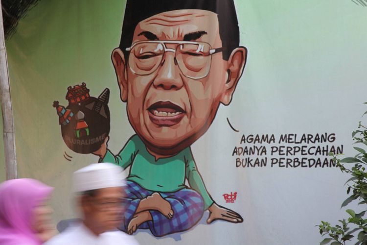 Warga melintas di depan spanduk yang mengutip pernyataan mantan Presiden RI KH Abdurrahman Wahid (Gus Dur) di kawasan Duren Sawit, Jakarta, Minggu (10/8/2014). 