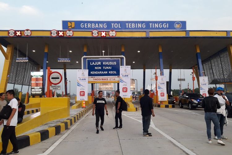 Gerbang Tol Tebing Tinggi merupakan bagian dari Jalan Tol Medan-Kualanamu-Tebing Tinggi. 