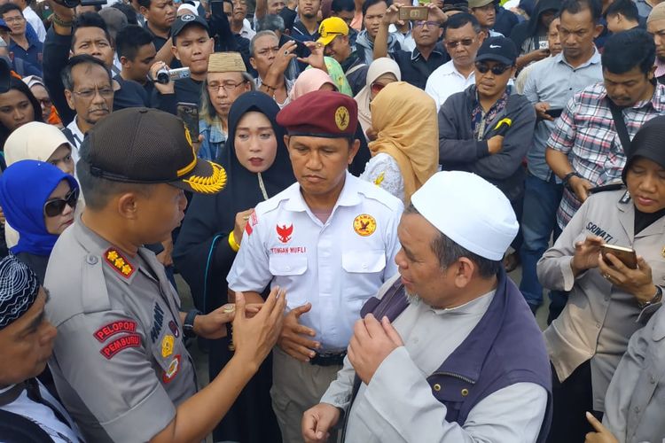 Massa aksi berkumpul di Lapangan Banteng, Kamis (9/5/2019). Mereka berencana unjuk rasa ke Kantor KPU.