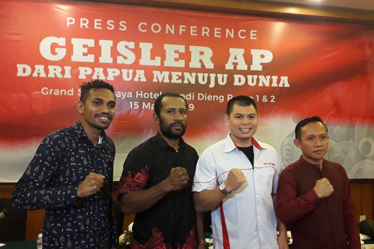 Petinju asal Papua, Geisler AP (dua dari kiri) bersama mantan juara dunia tinju Chris John saat menggelar konferensi pers di Jakarta, Jumat (15/3/2019).
