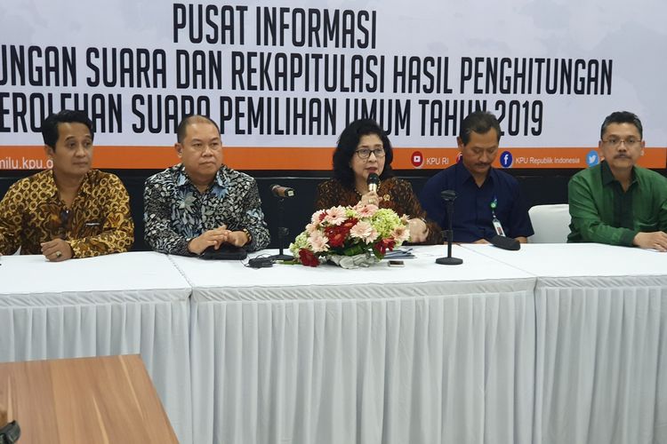 Menteri Kesehatan Nila F Moeloek dalam jumpa pers di Kantor KPU, Jakarta, Rabu (8/5/2019).