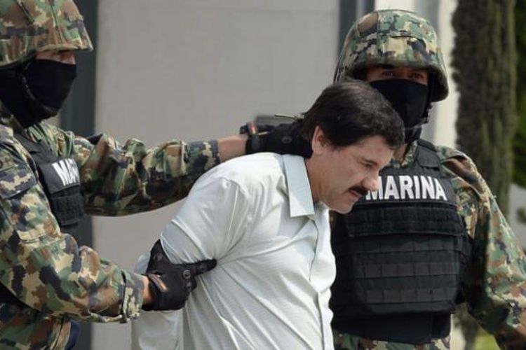 Dua prajurit marinir Meksiko, menggiring gembong kartel obat bius Sinaloa, Joaquin El Chapo Guzman yang dibekuk di kota Mazatlkan, Meksiko, Sabtu (22/2/2014).