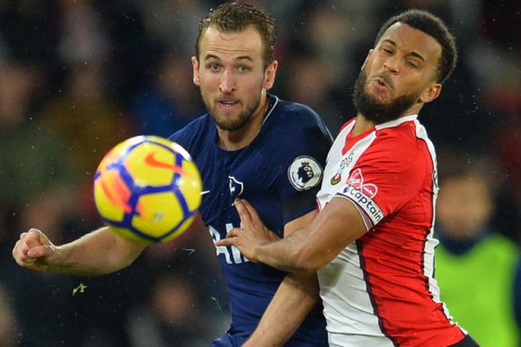 Aksi striker Tottenham Hotspur, Harry Kane (kiri), saat berduel dengan bek Southampton, Ryan Bertrand, dalam pertandingan Liga Inggris 2017-2018 di Stadion St Marys, Southampton, Inggris, pada Minggu (21/1/2018).
