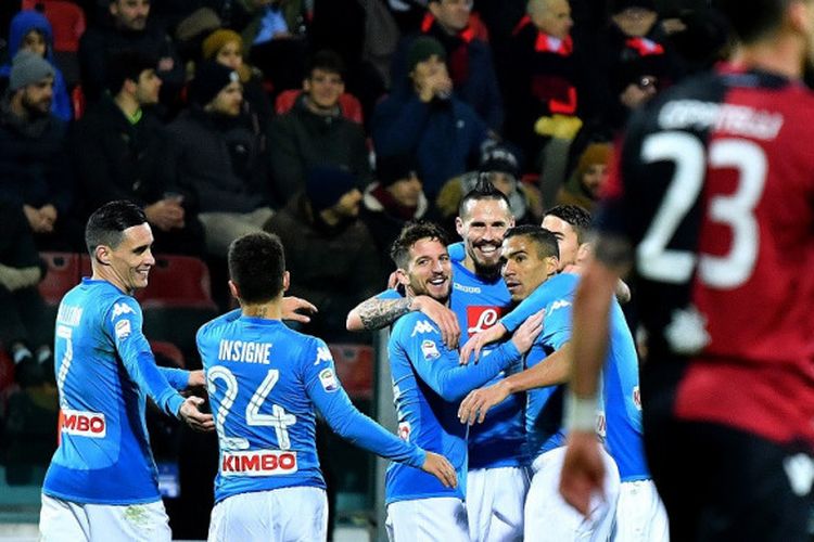 Para pemain Napoli merayakan gol ke gawang Cagliari pada pertandingan Serie A, Senin (26/2/2018).