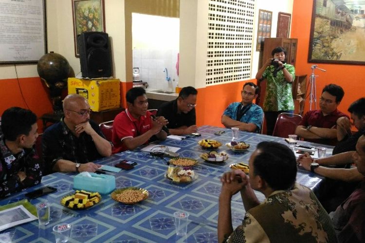 Suasana jumpa pers Fakta dan perwakilan karyawan kontrak PT Transjakarta di Kantor Fakta, Kalimalang, Jakarta Timur, Jumat (7/7/2017).