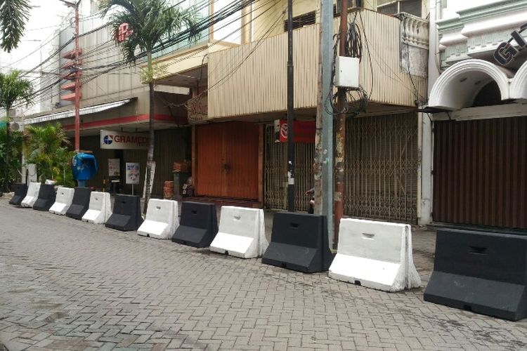Puluhan beton pembatas atau movable concrete barrier (MCB) dipasang Sudinhub Jakpus di depan beberapa toko di Pasar Baru, Jakarta Pusat, Kamis (25/1/2018). MCB itu dipasang agar motor tak lagi parkir di depan toko.